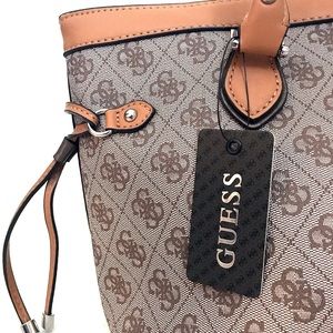 Brand new Guess purse 👜 Beige and gray